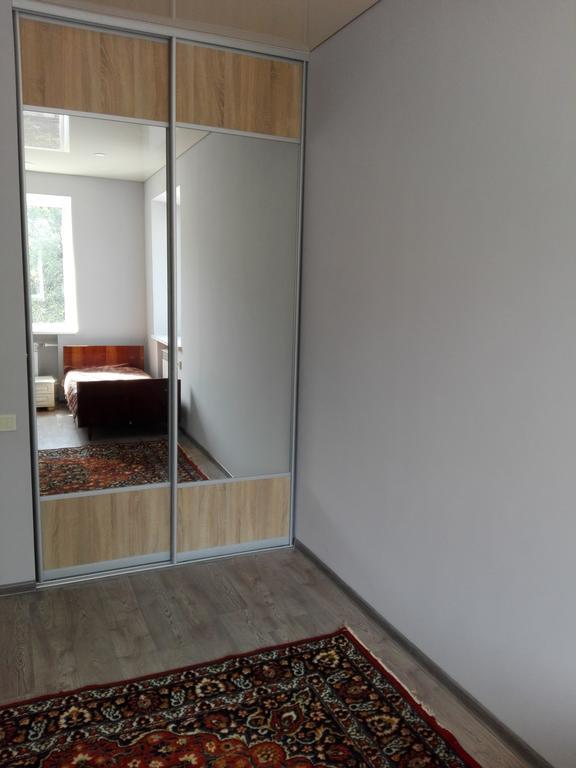 Apartment On Kryvorizhstal Street 35-24 Kryvyj Rih Exteriér fotografie